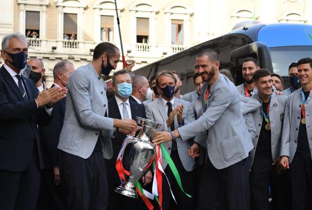 开云中国-总统接见意大利队,曼奇尼回应英格兰扎心一幕