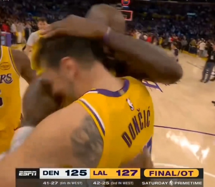 kaiyun-❤️爱你!比赛结束后詹姆斯第一时间从后场狂奔回去和东契奇拥抱